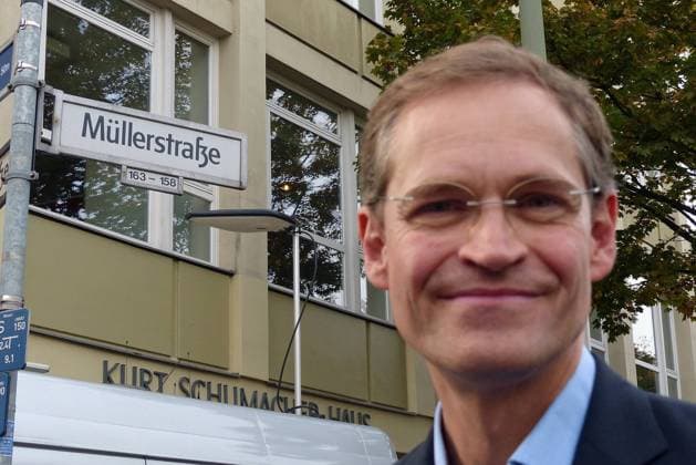 _141018 wpBerlin : der 49jährige Bausenator Michael MÜLLER ( Foto ) ist in einem Mitgliedervotum der Berliner SPD gleich im ersten Wahlgang mit 59,1 % Stimmanteil zum neuen Regierenden Bürgermeister gewählt worden; die Wahlbeteiligung lag bei 64,11 %; einige Journalisten werteten die Entscheidung mit vom Entertainer Wowereit zum Verwalter Müller BERLIN : Michael MÜLLER wird Regierender