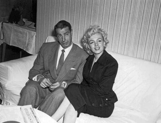 IMAGO ICONS: Marilyn Monroe United States: c. 1954 Marilyn Monroe and Joe DiMaggio. 990_16_X-Monroe-Marilyn_3HR