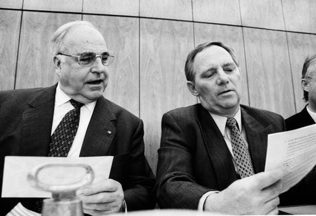 Bundeskanzler Helmut KOHL und Wolfgang SCHAEUBLE , beide CDU , waehrend einer Sitzung der CDU CSU-Bundestagsfraktion im April 1994 Chancellor Helmut KOHL and Wolfgang SCHAEUBLE , both CDU , during a meeting of CDU CSU-fraction in April 1994
