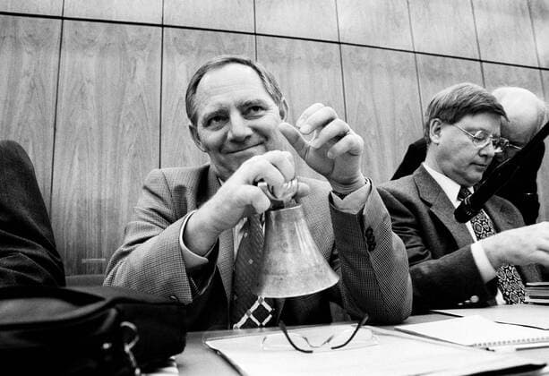 Wolfgang SCHAEUBLE , CDU , laeutet die Glocke waehrend einer Sitzung der CDU CSU-Bundestagsfraktion im Januar 1995 Wolfgang SCHAEUBLE , CDU , is ringing the bell during a meeting of CDU CSU-fraction in January 1995