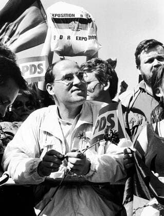 Gregor Gysi 1. Mai 1990 DEU, Deutschland, Berlin, 1990-05-01: PDS-Chef Gregor Gysi im Kreis seiner Genossen auf der ersten gemeinsamen Ost-West-Maidemonstration vor dem Berliner Reichstag.