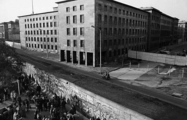 fall of the wall 1989 reunification house of ministries, Berlin, Germany DEUTSCHLAND, 11.1989.Berlin - Mitte.Fall der Berliner Mauer: Blick ueber die geteilte Wilhelmstrasse auf das DDR- Haus der Ministerien (zuvor Goerings Reichsluftfahrtministerium, heute das Finanzministerium). Auf dem Mauerstreifen patrouillieren immer noch die DDR-Grenzsoldaten mit ihren MZ-Motorraedern..Fall of the Berlin Wall: View across cut-off Wilhelmstrasse onto the GDR- House of Ministries (before Goring s Imperial Aviation Ministry, today Ministry of Finance). The wall is still patrolled by GDR border troops on their MZ motorbikes..