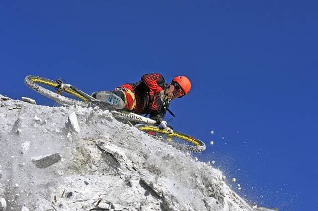 waghalsiger Mountainbiker stoppt am felsigen Abgrund, Frankreich, Savoy daring mountain biker stopping at a rocky abyss, France, Savoie BLWS376050