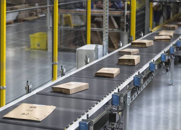 Amazon opens 2 Logistics Centers in Poland Amazon opens 2 Logistics Centers on October 28, 2014 in Wroclaw, Poland. Amazon employs 2000 full time workers and will employ other 1500 in high seasons. Opened centres are Amazon most modern in the world. EN_01151611_0007 
