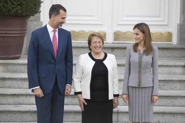 King Felipe VI of Spain and Queen Letizia of Spain receive Chile s President Michelle Bachelet Jeria at Zarzuela Palace in Madrid, Spain. October 29, 2014.  (2014102924909)