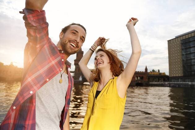 Germany, Berlin, Young couple enjoying sunset at Spree river model released Symbolfoto  FKF000674