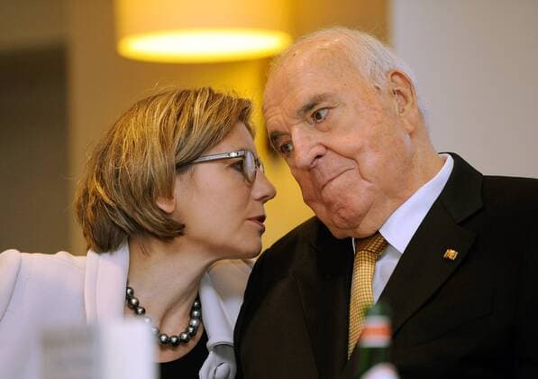 Altbundeskanzler Helmut Kohl (CDU) hat am Montag (03.11.14) in Frankfurt am Main sein neues Buch Aus Sorge um Europa vorgestellt. Foto mit seiner Ehefrau Maike Kohl-Richter. Foto: epd-bild Norbert Neetz Helmut Kohl stellt Buch vor epd EDITORIAL USE ONLY