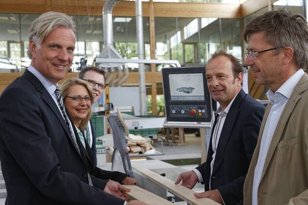 Schwarz + Yzer + Graf + Deiss + Meyer DEU, Deutschland, Berlin, 2014-08-21: V.l.n.r.: Stephan Schwarz, Praesident der Berliner Handwerkskammer, Cornelia Yzer, Berliner Wirtschaftssenatorin (CDU), Florian Graf, CDU-Fraktionschef im Berliner Abgeordnetenhaus ,Wolf Deiss und Holger Meyer, Geschaeftsfuehrer der als klassische Tischlerei gestarteten Artis Engineering GmbH in Berlin-Tempelhof, die sich auf die Anfertigung individueller Interieurs fuer Laeden, Praxen, Bueros sowie von Ausstellungs- und Exponatmoebeln mit integrierten Kommunikations-, Media- und Lichtkomponenten und den Prototypbau spezialisiert hat.