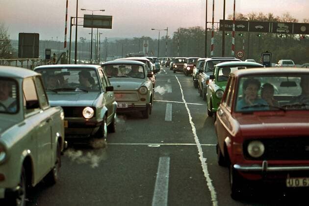 Mauerfall 1989 - Zastava, VW Golf und Trabant am Grenzkontrollpunkt Helmstedt - Marienborn (DDR Emblem im Hintergrund)
