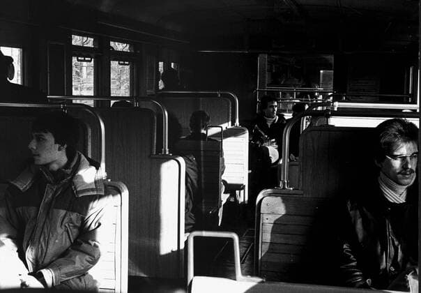 S-Bahnzug mit Holzsitzen DEU, Deutschland, Berlin, 1988-10-14: Klassischer Berliner S-Bahnzug der BVG Baureihe 477 mit Holzsitzen auf der Stadtbahn im Herbst 1988.