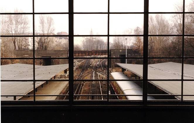 S-Bahnhof Westkreuz mit Stadtbahnzug DEU, Deutschland, Berlin, 1994-12-08: Blick aus der Ringbahnhalle des S-Bahnhofs Westkreuz auf die kreuzende Stadtbahn mit einem Zug der S-Bahnbaureihe 477 am Bahnsteig in Richtung Osten.