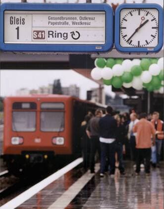 Wiedereroeffnung des Berliner S-Bahnrings 2002 DEU, Deutschland, Berlin, 2002-06-15: Fahrtzielanzeigetafel mit Symbolkraft. Feierliche Wiedereroeffnung des Berliner S-Bahnrings auf dem Bahnhof Westhafen. Im Hintergrund eine Zug der Baureihe 485 in roter Ursprungslackierung.