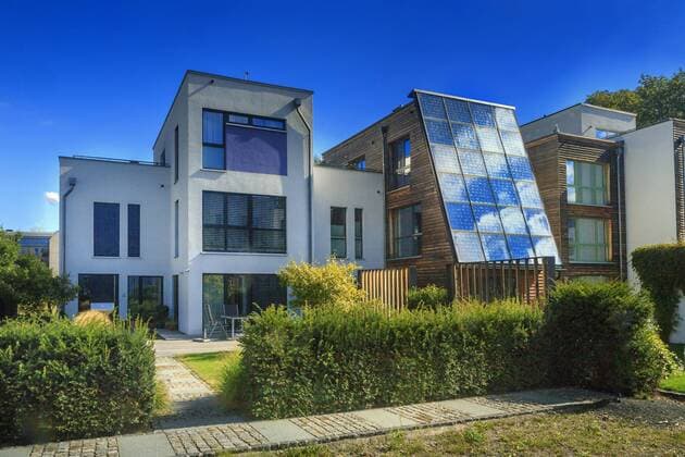 ENERGETIKhaus100 - Solares Bauen DEU Sachsen Chemnitz Â ENERGETIKhaus100 -Solares Bauen in Chemnitz: Ein innovatives mittelständisches Bauunternehmen aus Chemnitz, hat sich am Markt einen grünen Namen gemacht. In einer mehrjährigen Zusammenarbeit mit Partnern sowie der TU Bergakademie Freiberg entwickelte die FASA AG das innovative Konzept des ENERGETIKhaus100. In einem intelligenten Zusammenspiel aus Solararchitektur, großflächiger thermischer Solaranlage, zentralem Langzeitwärmespeicher, massiven und ökologischen Baustoffen zur Wärmedämmung werden bis 100 Prozent des Wärmebedarfs für Heizung und Warmwasser des Gebäudes durch Sonnenenergie gedeckt. Den Rest liefert ein Kaminofen mit Wärmetauscher. Nach dem Prinzip die Form folgt der Energie, werden seit 2013 die ersten bezahlbaren energieautarken Einfamilienhäuser in Deutschland gebaut. Dies Energetikprinzip lässt sic