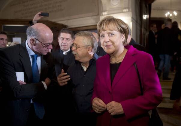 Biermann, Merkel, Lammert - Festkonzert Mauerfall DEU, Deutschland, Germany, Berlin, 08.10.2014 Norbert Lammert, CDU Bundestagspraesident, Wolf Biermann, Schriftsteller und Liedermacher, und Bundeskanzlerin Angela Merkel (v.l.n.r.) vor dem Auftritt mit dem Zentralquartett im Berliner Ensemble anlaesslich vom Festkonzert zum Gedenken an den Mauerfall vor 25 Jahren in Berlin. Am 09. November 2014 findet zugleich der 25. Jahrestag zum Fall der Mauer statt. Norbert Lammert, president of the German Parliament, Wolf Biermann, song writer, and Chancellor Angela Merkel (f.l.t.r.) before a festival concert with Zentralquartett the in memory of the Fall of the Berlin Wall 25 years ago at the Berliner Ensemble in Berlin. On 09 November 2014 will be the celebrations of 25 years Fall of the Berlin Wall.