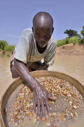  Diamantensucher sucht mit einem Sieb nach Diamanten, bei Koidu, Koidu-Sefadu, Kono-Distrikt, Eastern Province, Sierra Leone, Afrika iblfvp03998704.jpg