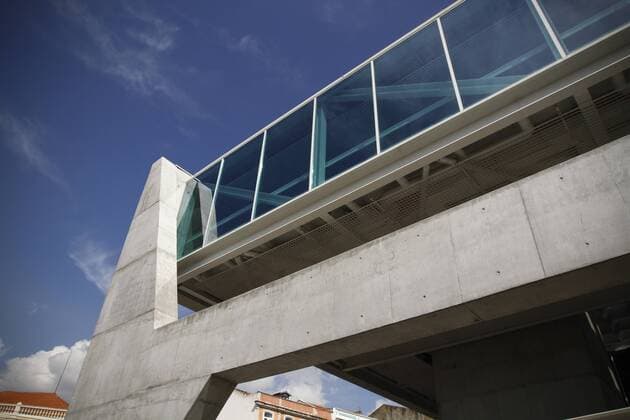 Architektur von Paulo Mendes da Rocha Mendes da Rocha s Coach Museum in Lisbon Outside view of the new built National Coach Museum in Lisbon. The design of the new building was granted to the Brazilian modernist star architectr Paulo Mendes da Rocha. The museum is du to open in May 2015 and will house one of the finest collections of historical carriages in the world, being one of the most visited museums of the city.