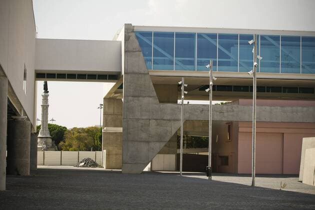 Architektur von Paulo Mendes da Rocha Mendes da Rocha s Coach Museum in Lisbon Outside view of the new built National Coach Museum in Lisbon. The design of the new building was granted to the Brazilian modernist star architectr Paulo Mendes da Rocha. The museum is du to open in May 2015 and will house one of the finest collections of historical carriages in the world, being one of the most visited museums of the city.