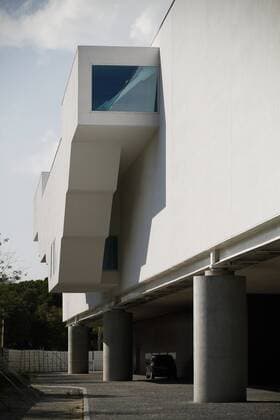 Architektur von Paulo Mendes da Rocha Mendes da Rocha s Coach Museum in Lisbon Outside view of the new built National Coach Museum in Lisbon. The design of the new building was granted to the Brazilian modernist star architectr Paulo Mendes da Rocha. The museum is du to open in May 2015 and will house one of the finest collections of historical carriages in the world, being one of the most visited museums of the city.