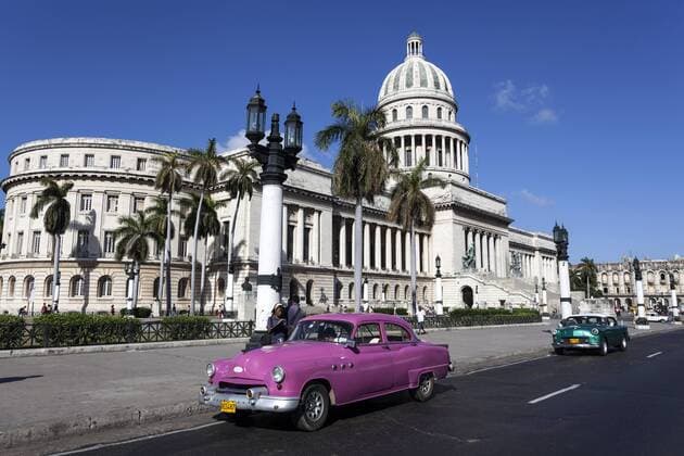 Oldtimer auf dem Prado vor dem Capitol, Havanna, Kuba, Nordamerika iblhal04011509.jpg