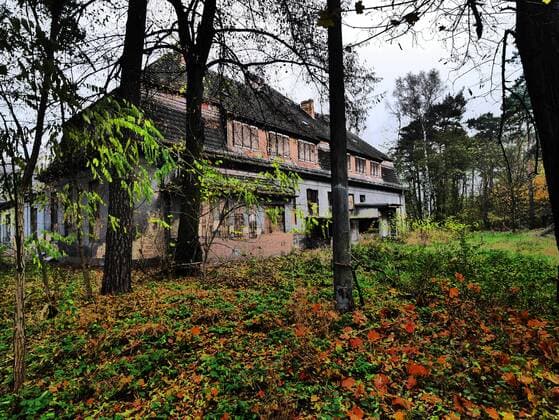Zossen in Brandenburg OT Wünsdorf, ehemaliges Hauptquartier der russischen Garnison in der DDR. Seit dem Abzug der Roten Armee 1994 stehen große Teile der Kasernen leer, andere wurden umstrukturiert und neu genutzt. So gibt es u.a. die Bücherstadt, in der in alte Hallen Antiquariate einzogen. Einige Reste der alten Kaserne rotten samt Lenin - Statue vor sich Wünsdorf