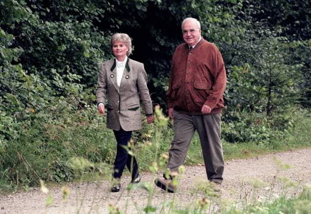 Bundeskanzler Helmut KOHL und seine Frau Hannelore im Urlaub bei St. Gilgen in Oesterreich im August 1996 Chancellor Helmut KOHL and his wife Hannelore on vacation near St. Gilgen in Austria in August 1996