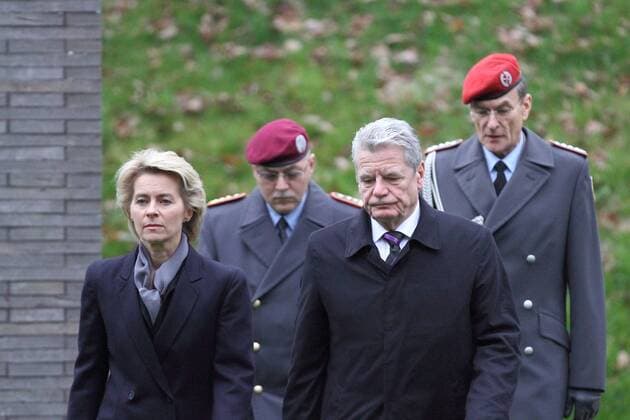 Verteidigungsministerin Ursula von der Leyen, Generalleutnant Hans-Werner Fritz (Befehlshaber des EinsFüKdoBw), Bundespräsident Joachim Gauck und Hubertus von Rohr (Leiter des Protokolls), vlnr, bei der Einweihung der Gedenkstätte Wald der Erinnerung am 15. November 2014 auf dem Gelände des Einsatzführungskommandos der Bundeswehr in der Henning-von-Tresckow-Kaserne in Geltow bei Potsdam. Der Ort ist allen Toten der Bundeswehr gewidmet und vereint die zurückgeführten Ehrenhaine aus Einsatzgebieten. Wald der Erinnerung: Einweihung