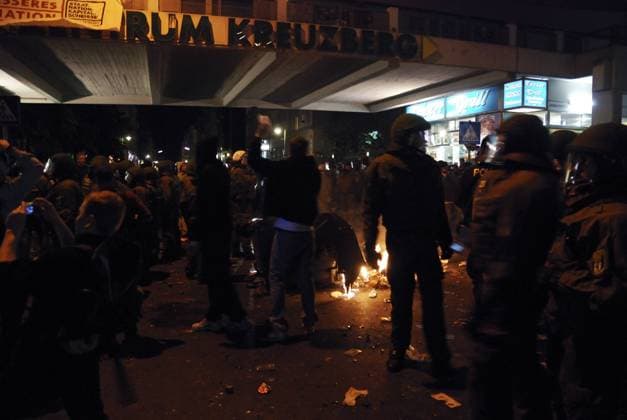 Ein brennender Müllcontainer in der Adalbertstraße am Kottbuser Tor, Berlin Kreuzberg. 1.mai 2009 - am kotti teil 3