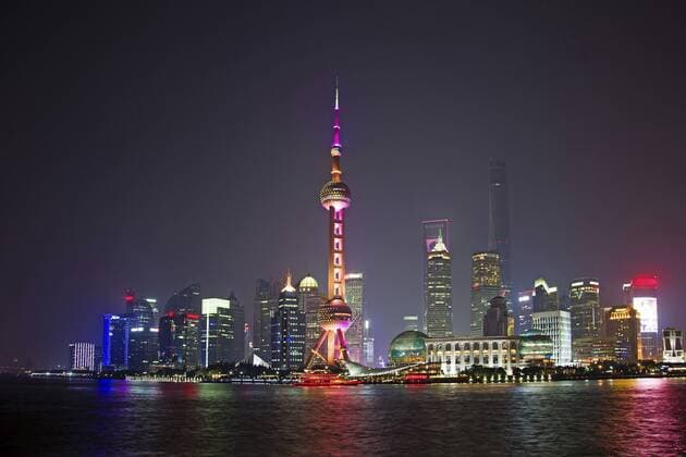 Skyline von Pudong mit beleuchtetem Fernsehturm bei Nacht, China, Shanghai skyline of Pudong with illuminated television tower at night, China, Shanghai BLWS378683