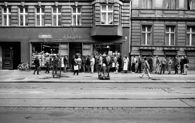 DDR, Berlin, Prenzlauer Berg, Kastanienallee, Menschenschlange vor einem Elektronikladen, Oktober 1986