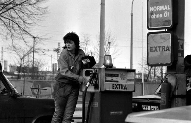 DDR, Berlin, Mitte, Tankwart an einer Minol Tankstelle, 1987