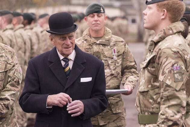 Prinz Philip von England, Duke of Edinburgh Seine Königliche Hoheit Prinz Philip The Duke of Edinburgh (schwarzer Mantel, schwarze Melone) besucht als deren Ehrenoberst The Queen s Royal Hussars in Paderborn-Sennelager,