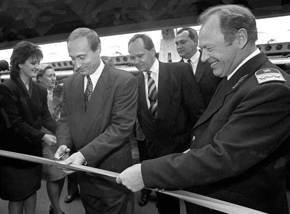 Vladimir Putin, First Deputy Chairman of the Government of St. Petersburg - the chairman of the Foreign Relations Committee and the head of the October railway Anatoly Zaitsev at the opening of the new cash hall of the Moscow station. PhotoagencyxInterpress 