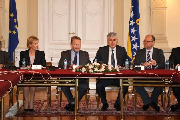 (141120) -- SARAJEVO, Members of Presidency of Bosnia and Herzegovina (BiH) Bakir Izetbegovic (2nd L) and Dragan Covic (2nd R) preside a meeting attended by visiting ambassadorss of 28 European Union (EU) Member States in the Political and Security Committee, in the Presidential building in Sarajevo, BiH, on Nov. 20, 2014. ) BOSNIA AND HERZEGOVINA-SARAJEVO-EU-MEETING HarisxMemija 