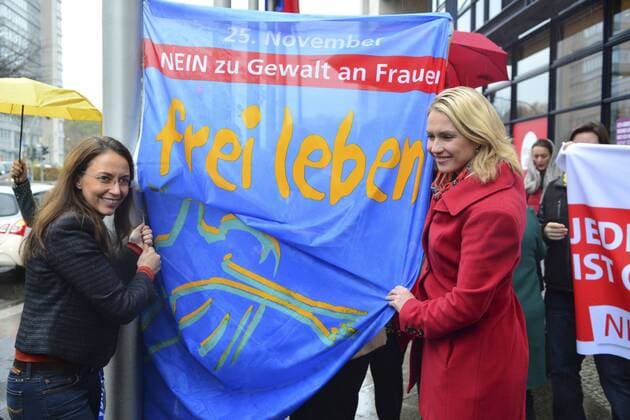 Gemeinsame Plakataktion der SPD und terre des femmes e.V. – Menschenrechte für die Frau gegen Gewalt gegen Frauen anlässlich des Internationale Tag für die Beseitigung von Gewalt gegen Frauen in Anwesenheit von Aydan Özoguz (li., SPD stellv. Bundesvorsitzende) und Manuela Schwesig (SPD Bundesministerin für Familie, Senioren, Frauen und Jugend) im Berliner Willy-Brandt-Haus snapshot-photography K.C.Kompe