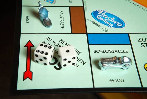 Monopoly Spiel mit Schlossallee und Badstraße. Symbolbild zum Thema Wohnen.
