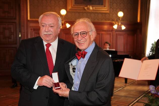 Ehrenbürger Urkunde an Eric KANDEL Wien, Rathaus, 02. 06. 2009 Michael HÄUPL, Eric KANDEL