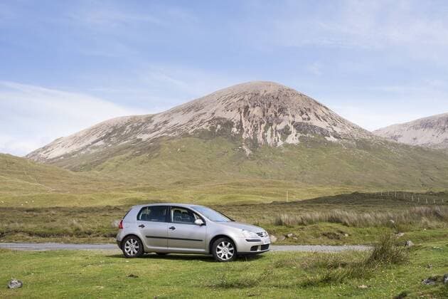  Volkswagen Golf Auto neben der Straße geparkt, mit dem Berg Beinn Dearg hinten, Strathaird, Isle of Skye, Schottland, Großbritannien, Europa iblase04022970.jpg