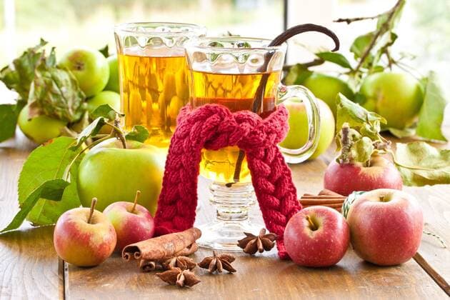 Heisser Apfelsaft mit Vanille und winterlichen Gewürzen  1079701337