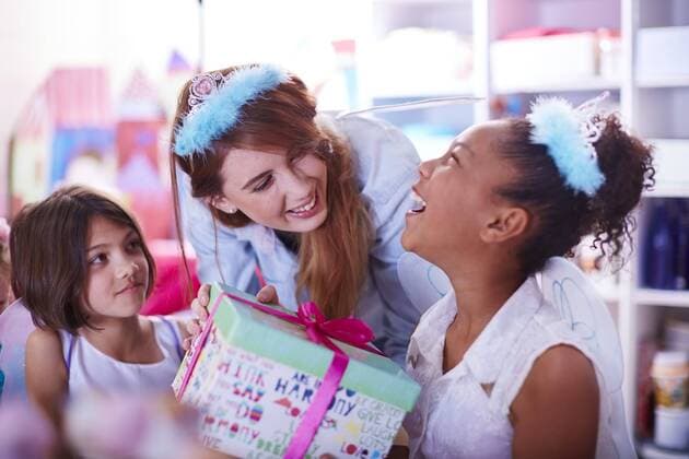 Geburtstag - Symbolbilder Girl receiving gift on a birthday party model released Symbolfoto property released  ZEF001489