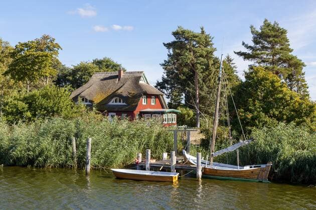 Reetgedecktes Holzhaus am Saaler Bodden, Wustrow, Fischland, Mecklenburg-Vorpommern, Deutschland, Europa ibxann03985211.jpg
