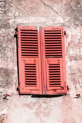 Geschlossene rote Fensterläden, Korsika, Frankreich, Europa ibxmmw04022262.jpg