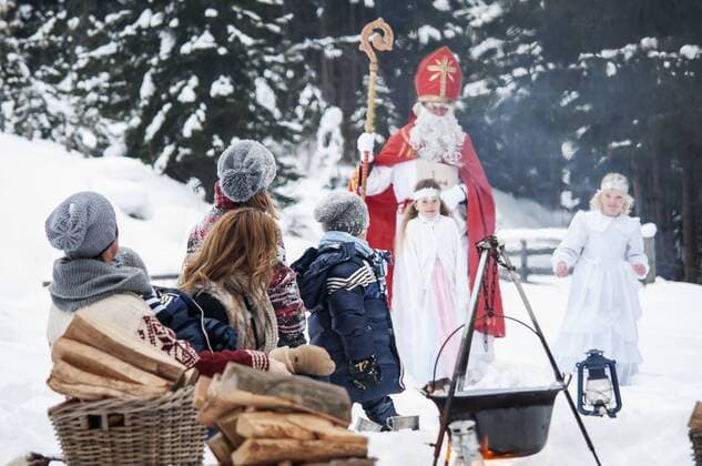 Family looking at angels and Santa Claus in snow model released Symbolfoto property released  HHF004952