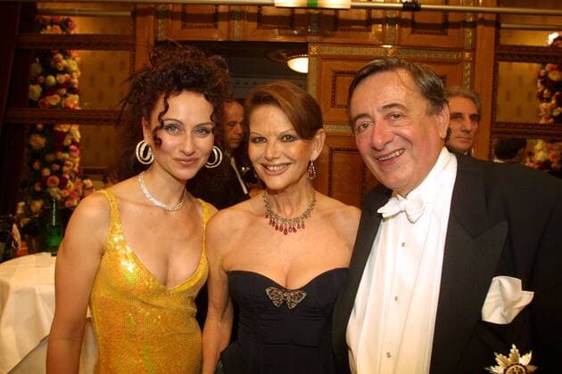 c Karl SCHOENDORFER, Wien, 07022002 Opernball 2002 - Christine LUGNER, Claudia CARDINALE; Richard LUGNER