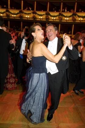 Wien, 07 02 2002 Opernball 2002 - Claudia CARDINALE mit Richard LUGNER