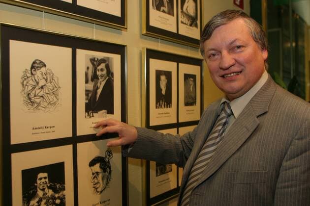Wien 16 04 2005 - Schach Weltmeister Anatoli KARPOV besucht in Wien die Galerie der Sammler - dort ist gerade die Ausstellung - Schach im Wiener Kaffeehaus