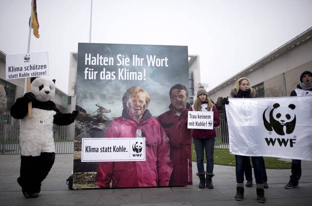 Demo Kohleausstieg DEU, Deutschland, Germany, Berlin, 03.12.2014 Demonstrant mit Transparent Halten Sie Ihr Wort fuer Das Klima Sigmar Gabriel und Angela Merkel anlaesslich einer Kundgebung zum Thema Kohleausstieg organisiert von Campact, Greenpeace, BUND, WWF und NABU vor dem Kanzleramt in Berlin.