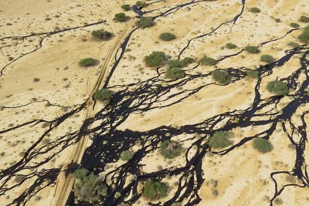 IMAGO Nature: Unsere Erde, Ressourcen, Erdöl (141204) -- JERUSALEM, Dec. 4, 2014 -- Handout aerial photograph provided by the Israeli Ministry of Environmental Protection shows a large oil spillage caused by an oil pipeline that breached during maintenance work in the Arava desert, southern Israel, on Dec. 4, 2014. An oil spill flooded overnight a desert nature reserve in southern Israel, causing one of the worst ecological disasters in Israel, officials and local media said Thursday. ISRAELI ENVIROMENTAL PROTECTION MINSTRY) ISRAEL-ARAVA DESERT-OIL SPILLAGE JINI 