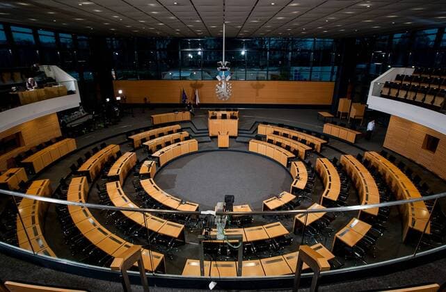 WAHL ZUM MINSTERPRÄSIDENTE IN THÜRINGEN 05 12 2014 - Erfurt: Die 2. Plenarsitzung der 6. Wahlperiode im Thüringer Landtag mit der Wahl zum Thüringer Ministerpräsidenten. Im Foto: Die Sitze im Plenarsaal sind vor der Wahl noch leer.