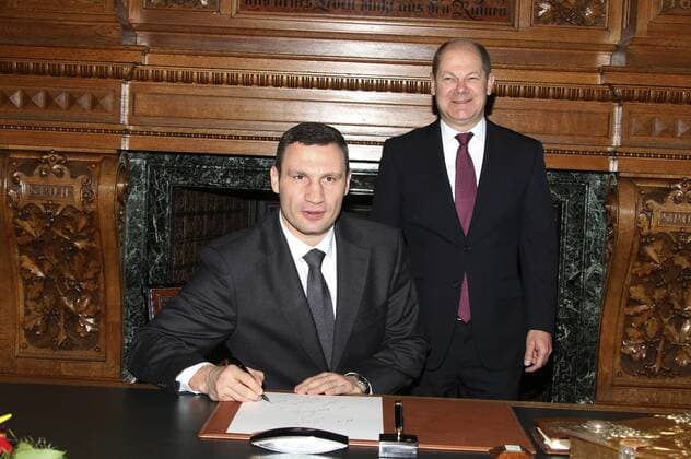 Olaf Scholz empfängt Vitali Klitschko im Rathaus zu einem Gespräch und zur Eintragung in das Goldene Buch der Stadt. Hamburg, 08.12.2014 Foto:xgbrcix xFuturexImage