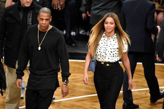 Jay-Z und Beyonce veröffentlichen unangekündigt gemeinsames Album Jay Z and Beyonce walk back to their seats Brooklyn Nets play the Cleveland Cavaliers at Barclays Center in New York City on December 8, 2014.  NYP20141209122